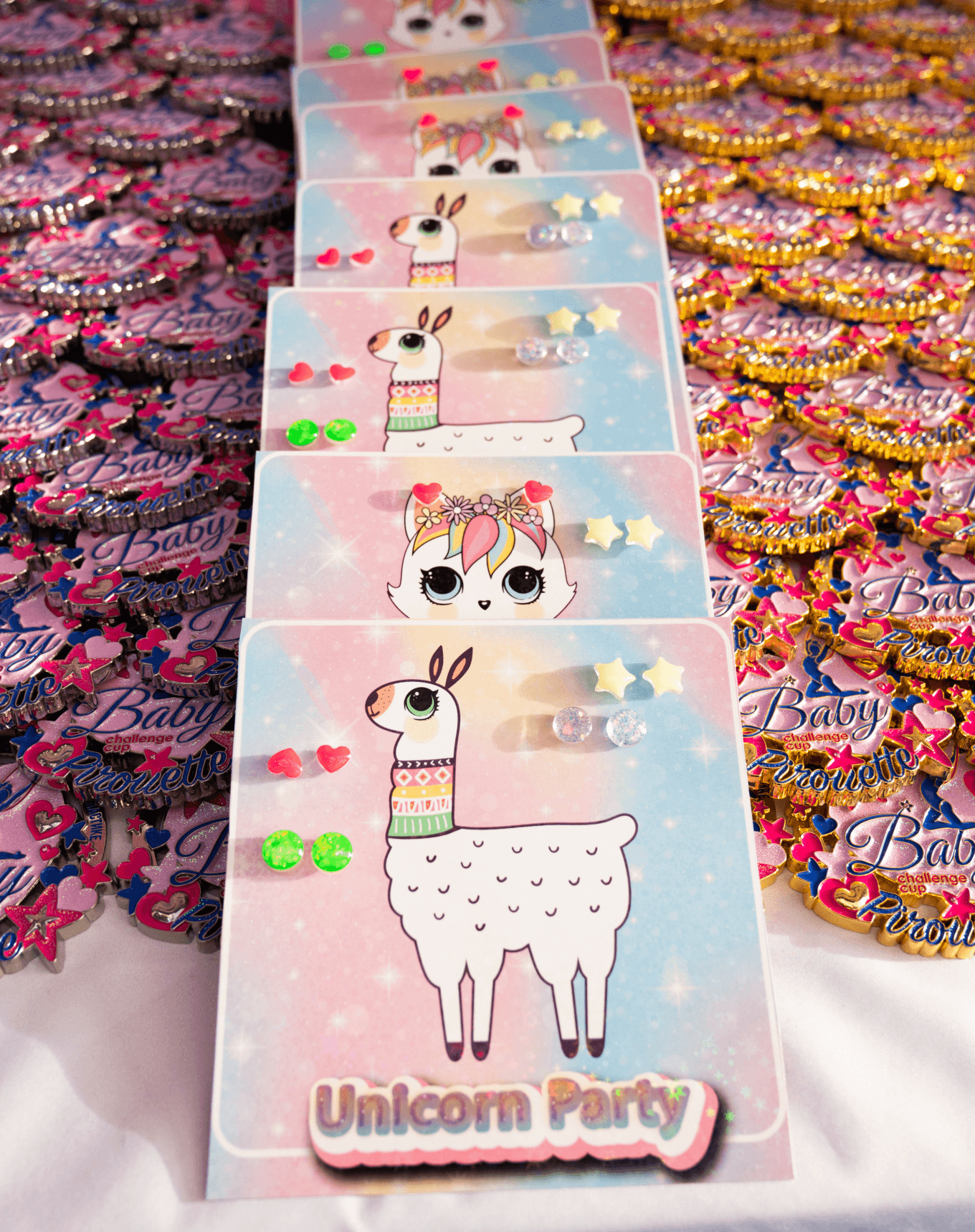 Подарки для девочек-призеров — набор сережек на забавной подложке с ламой 