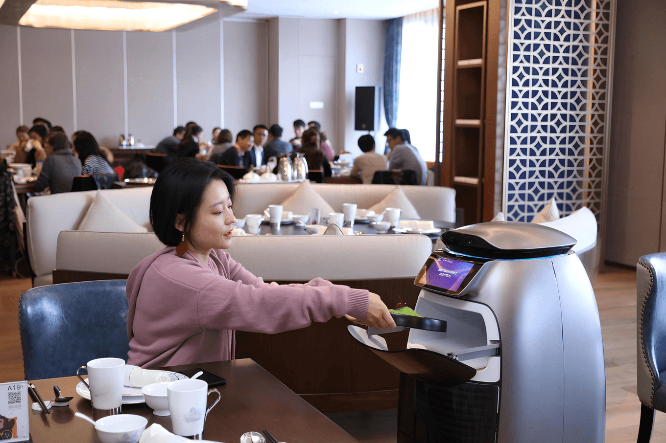 Робот-доставщик в ресторане отеля FlyZoo