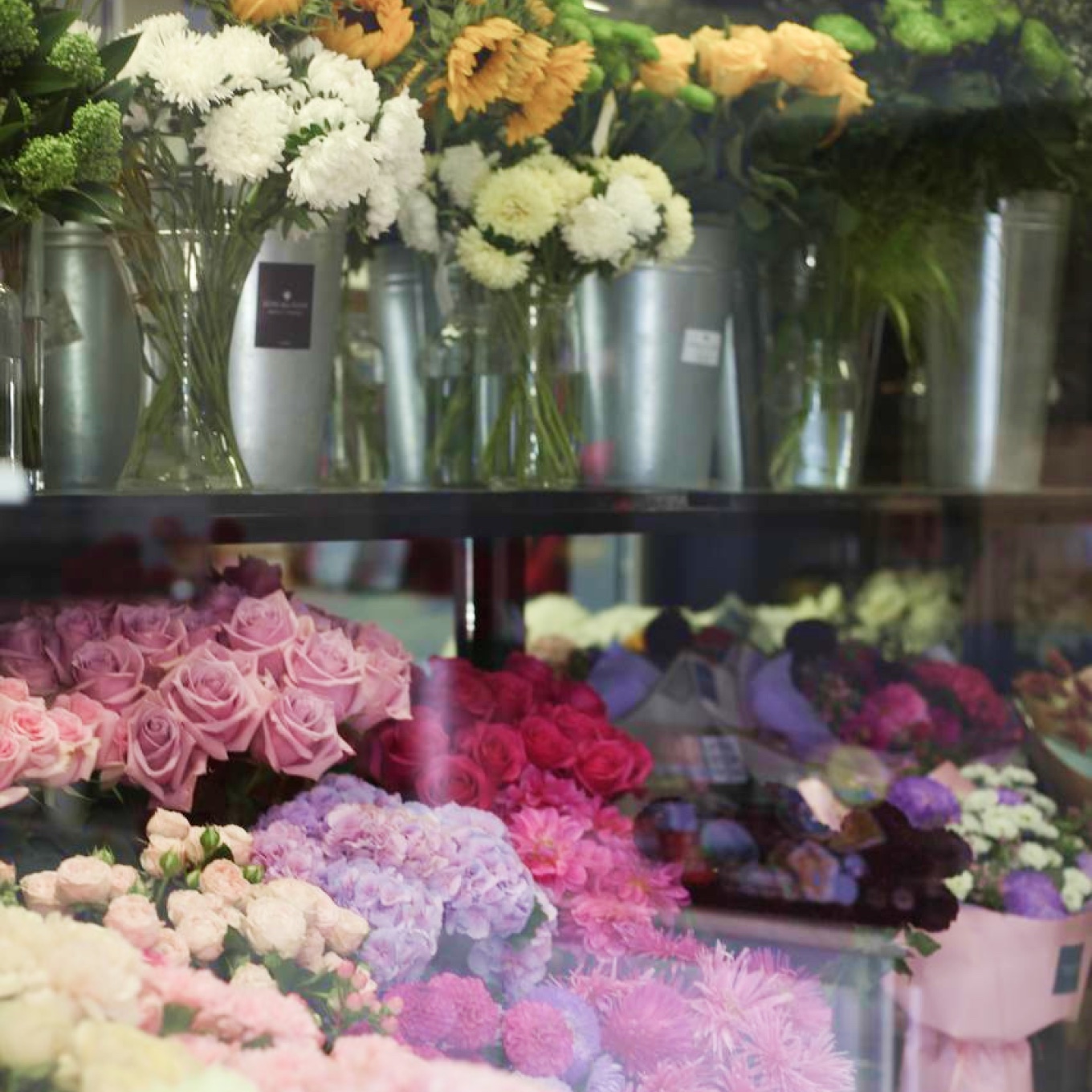 Как оформить витрину в цветочном магазине