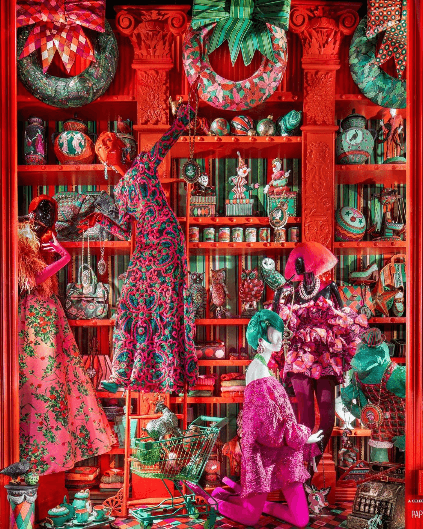 Манекены в праздничных нарядах на витринах Bergdorf Goodman