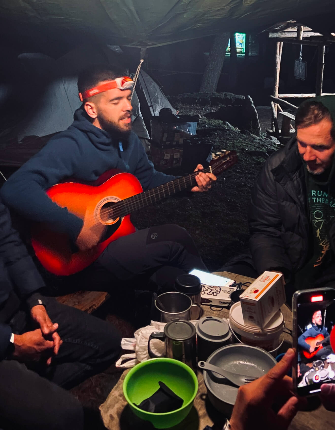 Отдых в палаточном лагере во время восхождения