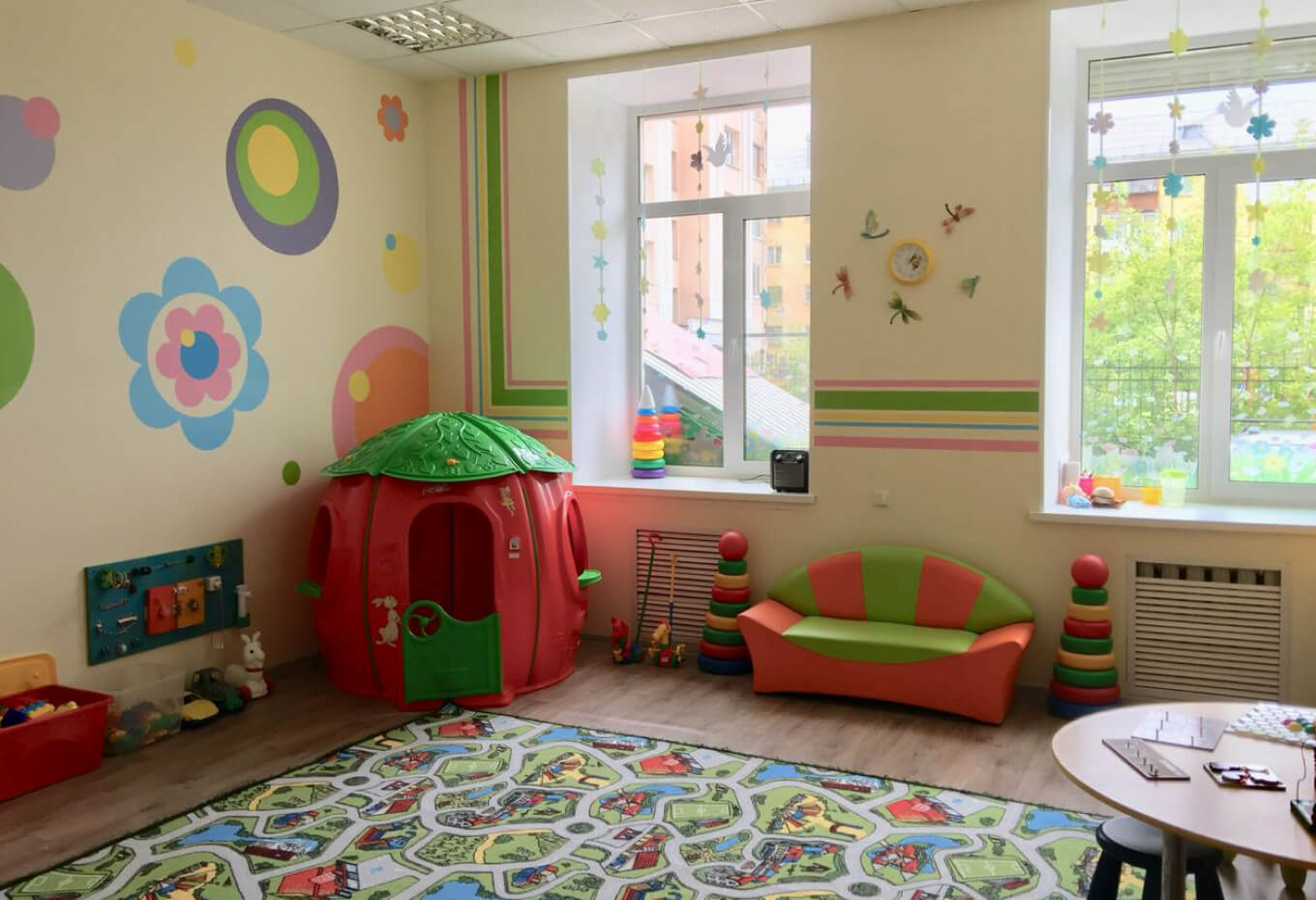 Высокие потолки и окна в детском саду