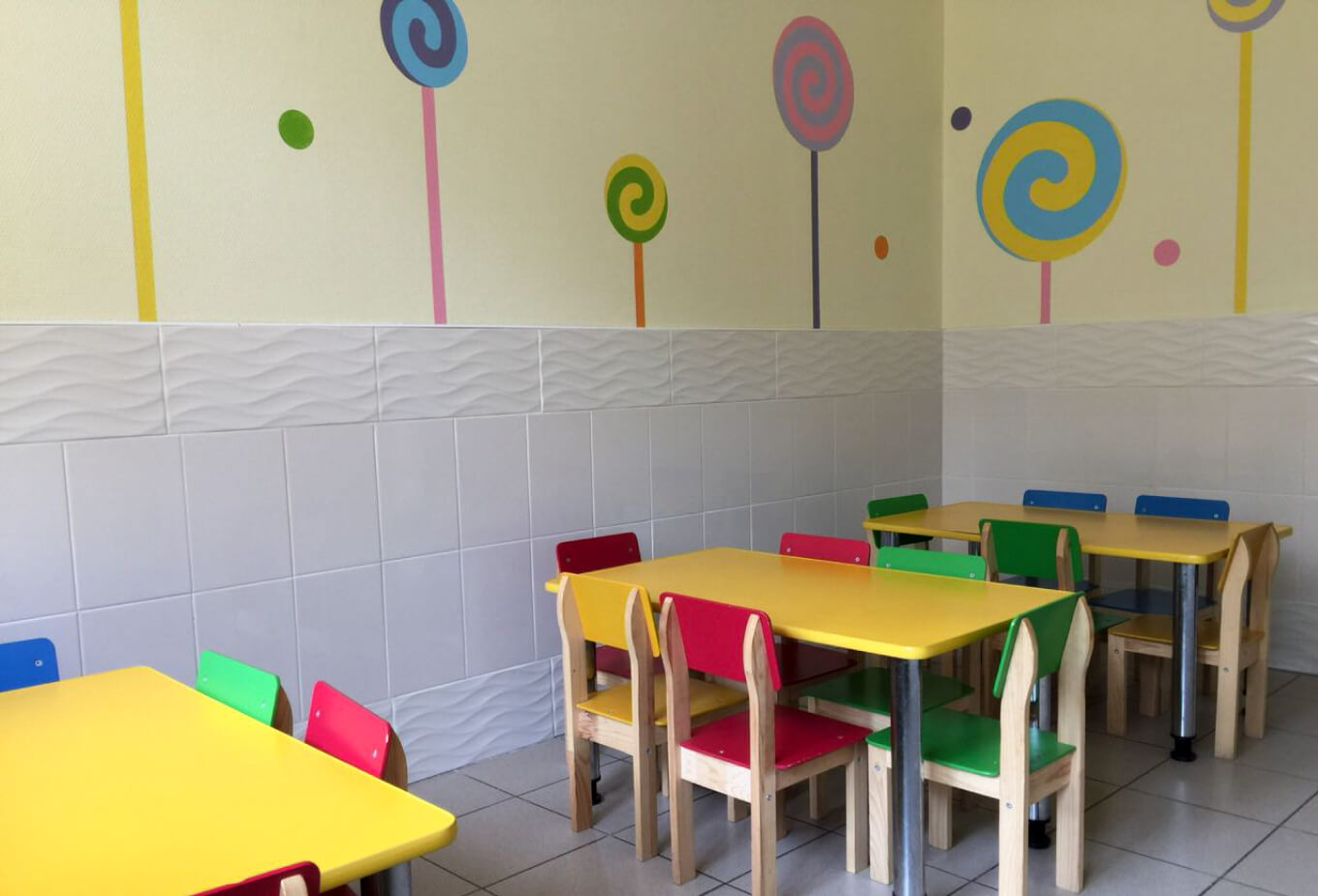 В столовой для детей сделали пол и стены, которые можно помыть
