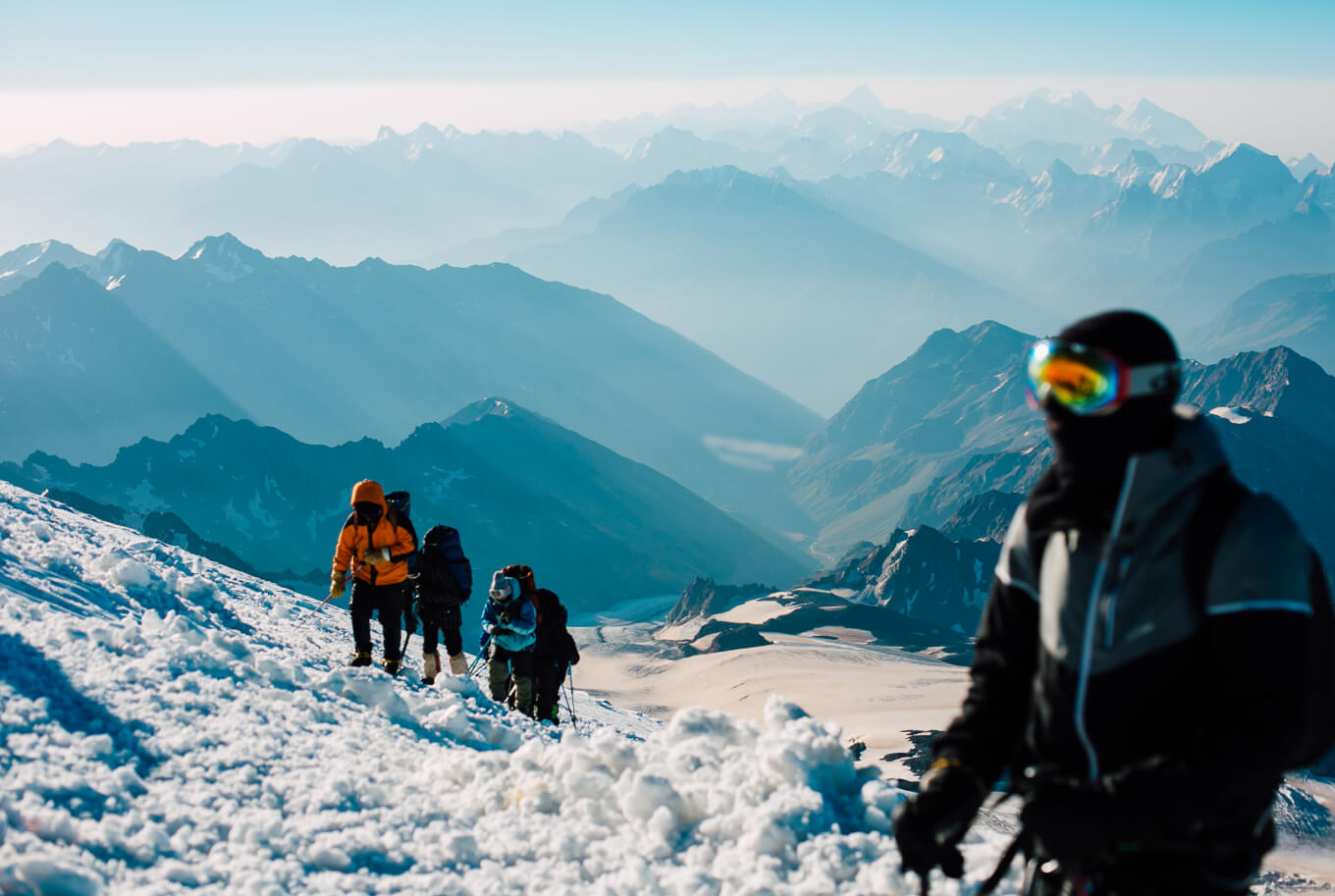 Поднимаемся на Эльбрус, мы на Косой Полке на высоте 5100 метров. За нами Главный Кавказский хребет 