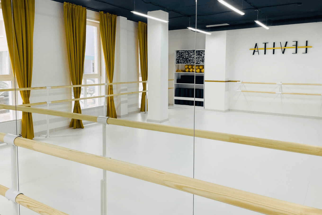 Балетный станок в студии LEVITA