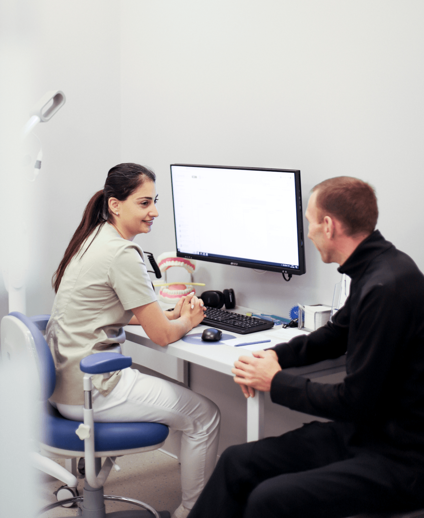 Стоматолог «Белой радуги» с пациентом