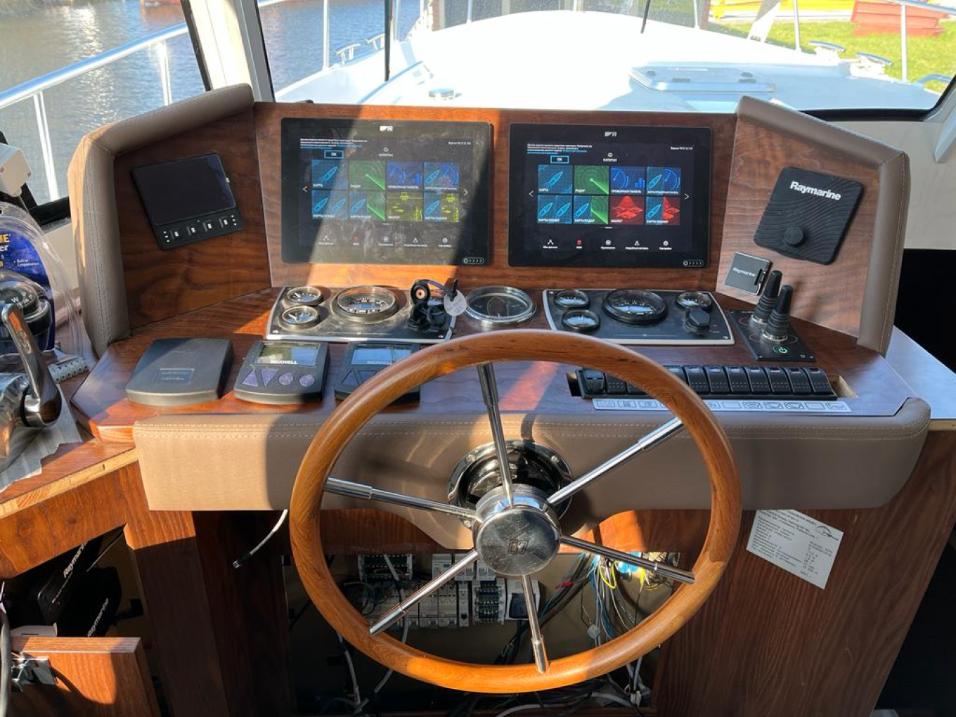 Штурвал и панель управления на яхте