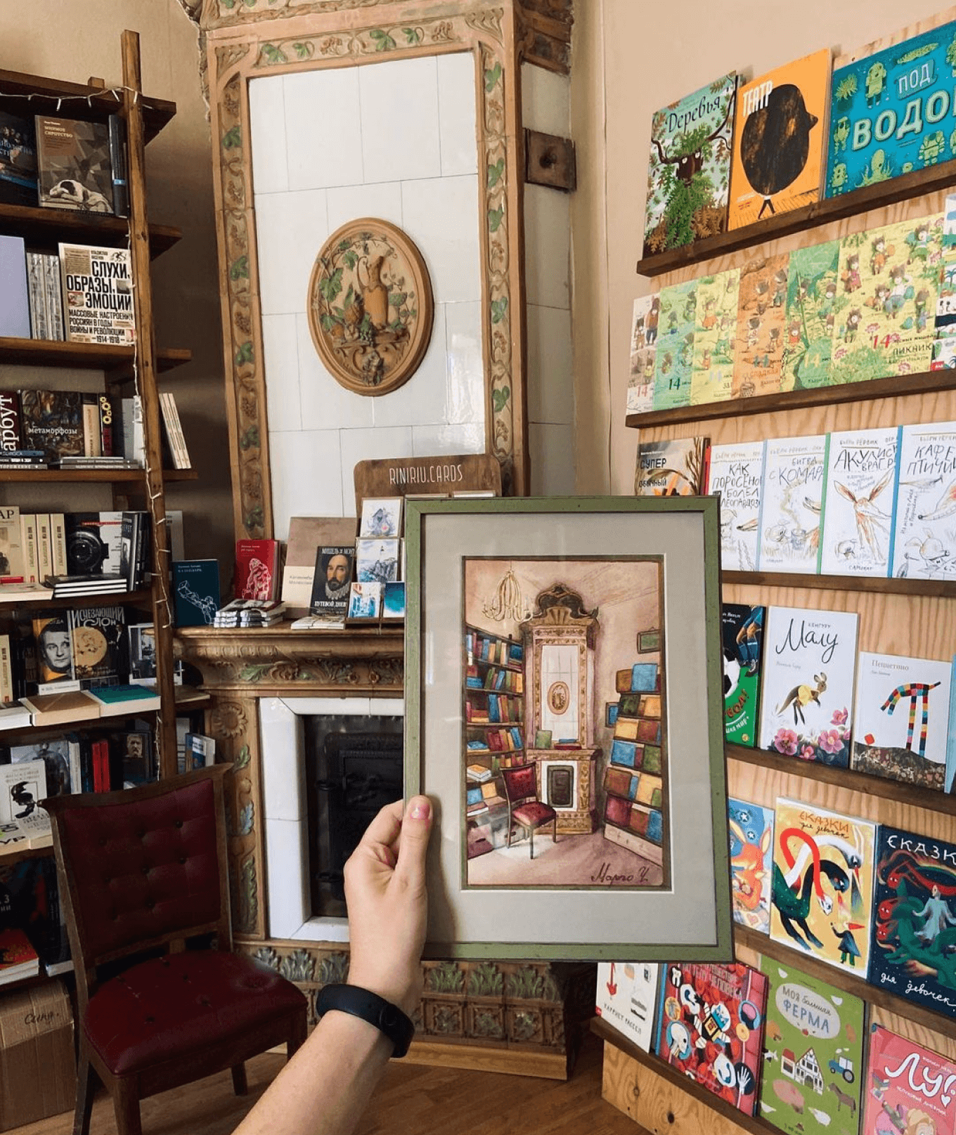 Старинная печка в книжном магазине Краснодара