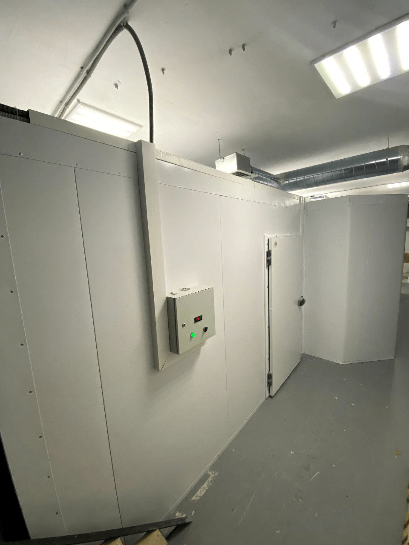 Холодильная и морозильная камеры на складе