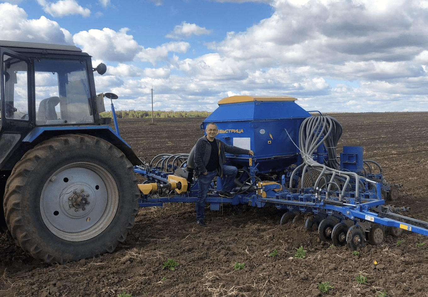 Трактор МТЗ с сеялкой «Быстрица» для зернобобовых и мелкосеменных культур