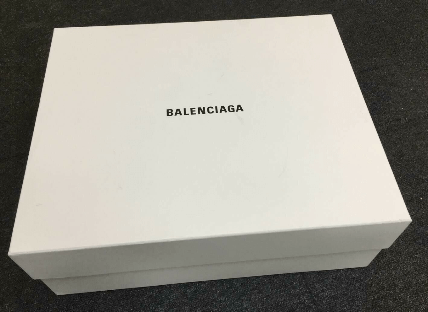 Белая коробка Balenciaga