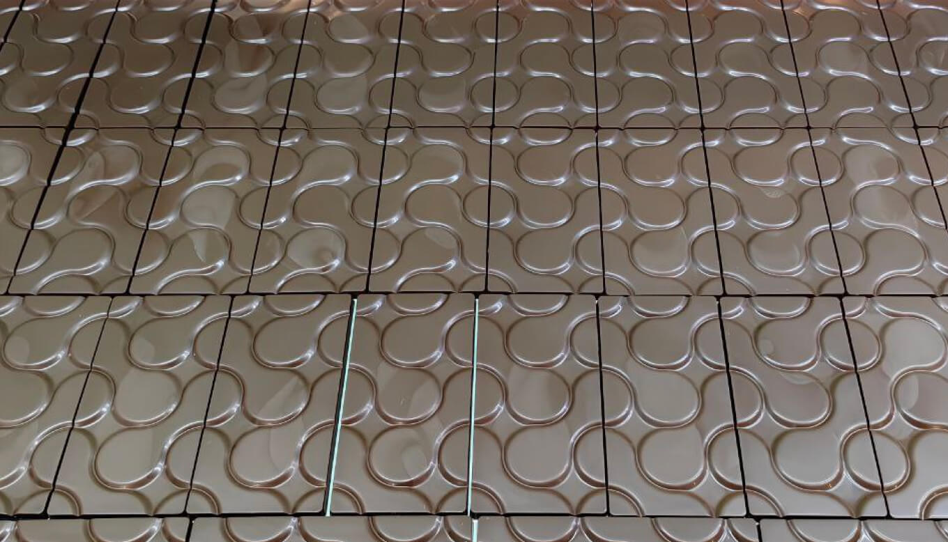 Готовые плитки шоколада на производстве