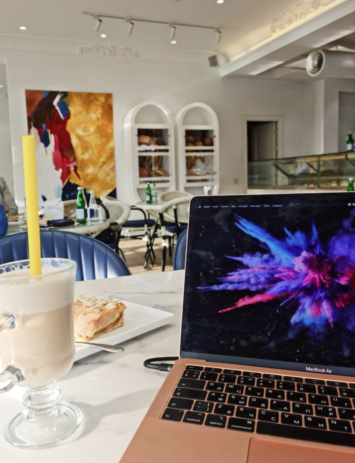 Рабочий стол в кафе основательницы франшизы «Шоу’рма»