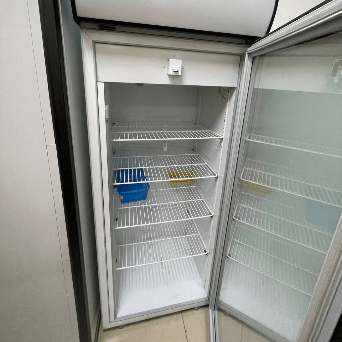 Фото фармацевтического холодильника