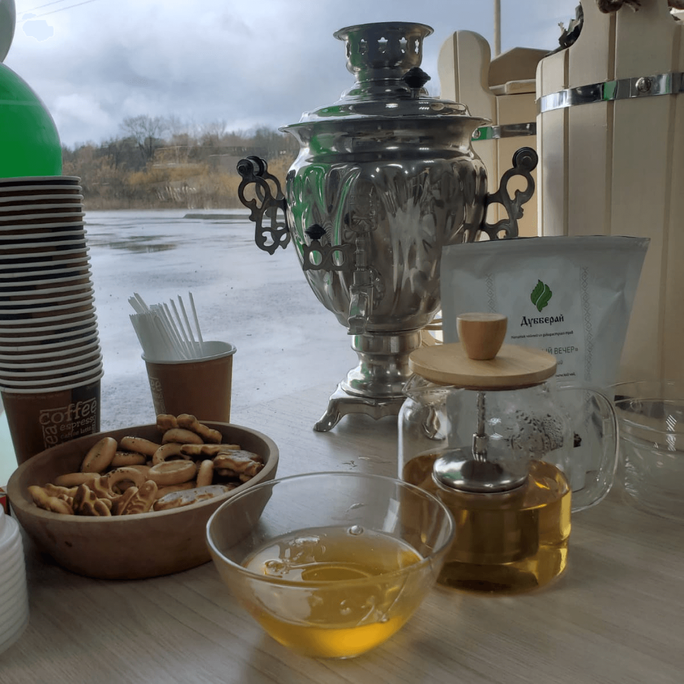 Чай с сушками для посетителей магазина