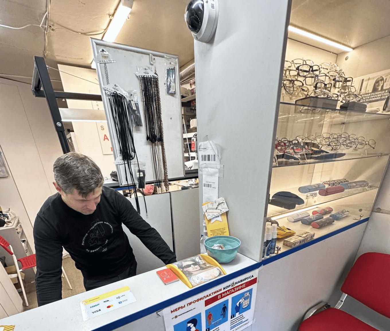 Стойка приема заказов в мастерской ремонта оптики «Ласточка»